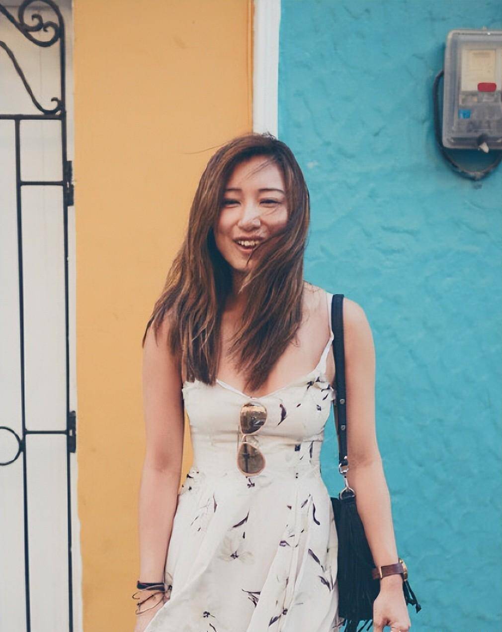 "最帅杨康"苗侨伟与戚美珍恩爱33年,为女儿秀身材被骂感到心疼_成为了