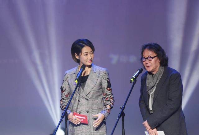 47岁梁静白衬衫搭阔腿裤,配短发优雅大气,网友:越来越像马伊琍_黑色