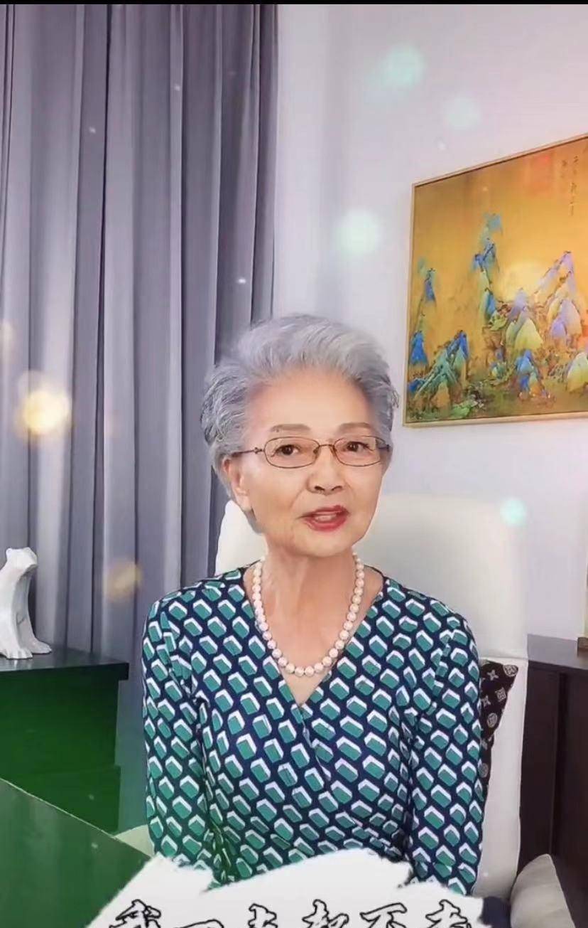 很多网友都说盛奶奶都这么大岁数了,完全就是在瞎折腾.