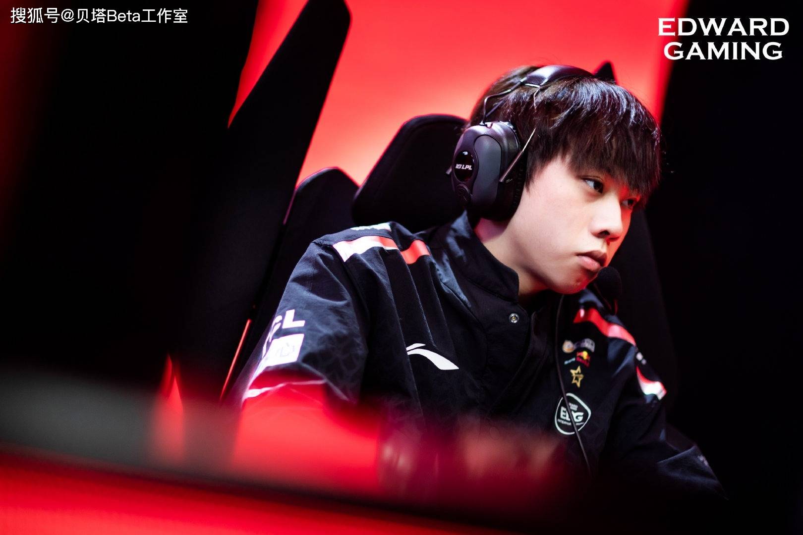 jiejie踩在kanavi头上玩游戏_比赛_-ruler_战队