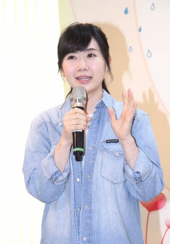 福原爱罕见一家三口亮相,蓝色牛仔外套配牛仔裤,2岁女儿好像妈_感觉