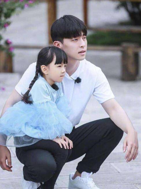 邓伦写给小山竹的一封信相约等自己老了再一起去旅行_父女_节目_爸爸