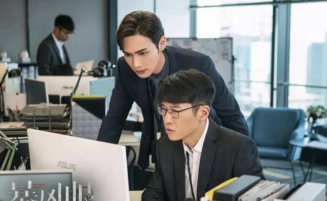 除了演员上的加持,《暴风眼》在剧情铺排上十分讲究,区别于传统的反谍