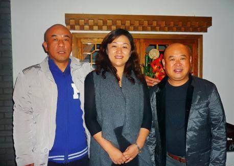 如今57岁的王晓曦有一个比他小27岁的妻子李芳蕾,妻子还是一个职业