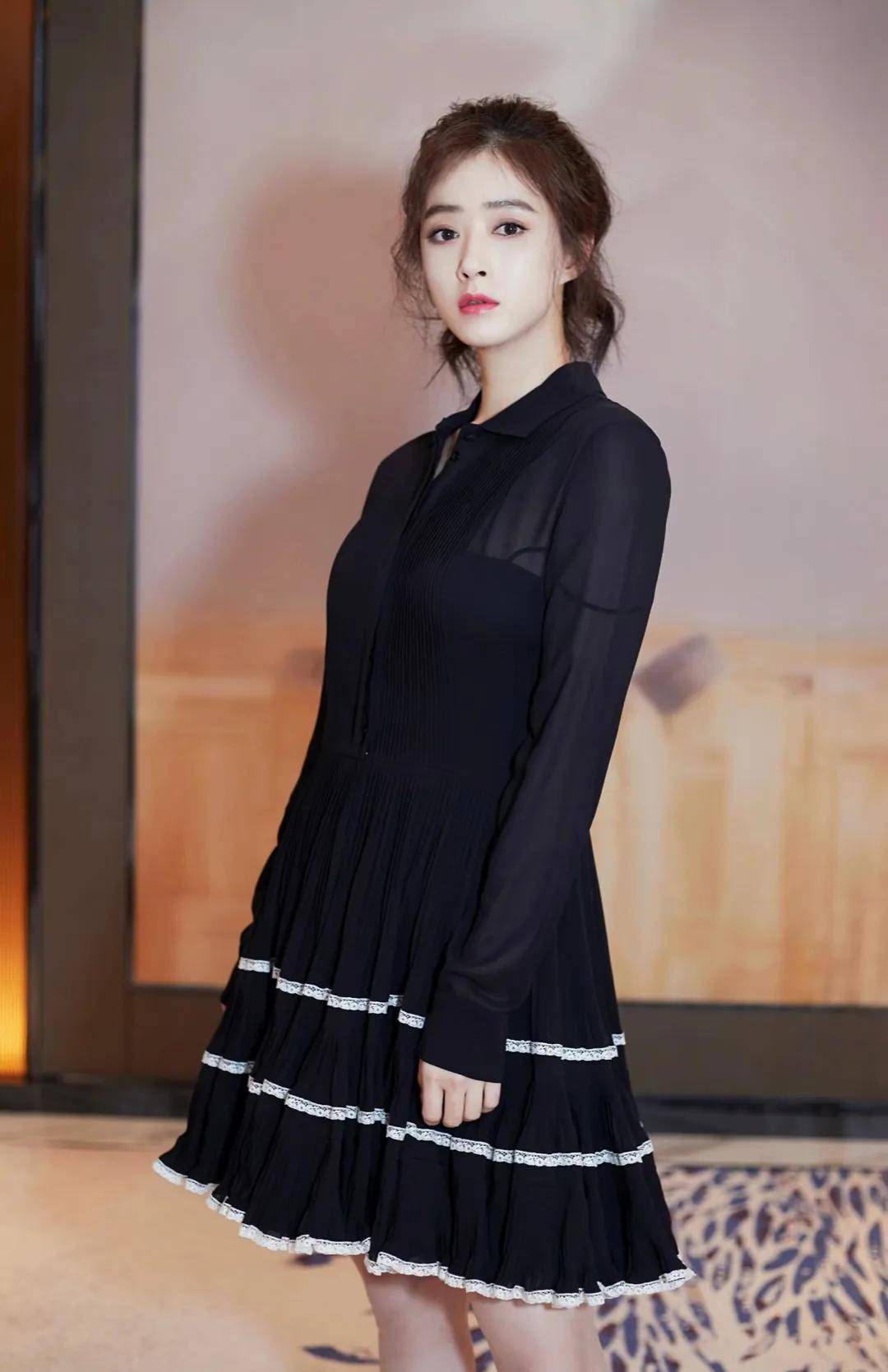 蒋欣,黑色蕾丝裙秀出s曲线,与曾黎同框丝毫不落下风_华妃_长相_大气