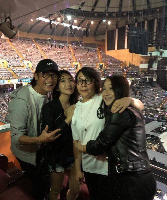 影帝梁家辉罕见全家照,与老婆互动如热恋,双胞胎女儿漂亮又懂事