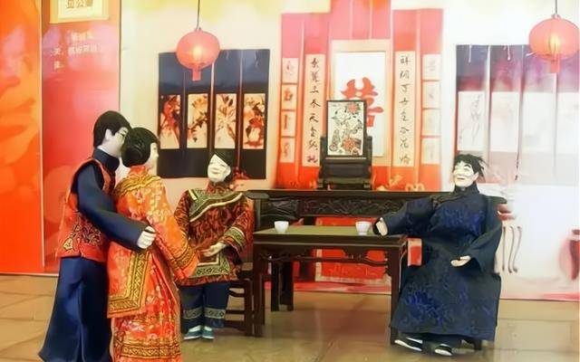 在古装电视,古代小说中,我们经常可以看到新郎新娘拜天地,拜父母(公婆