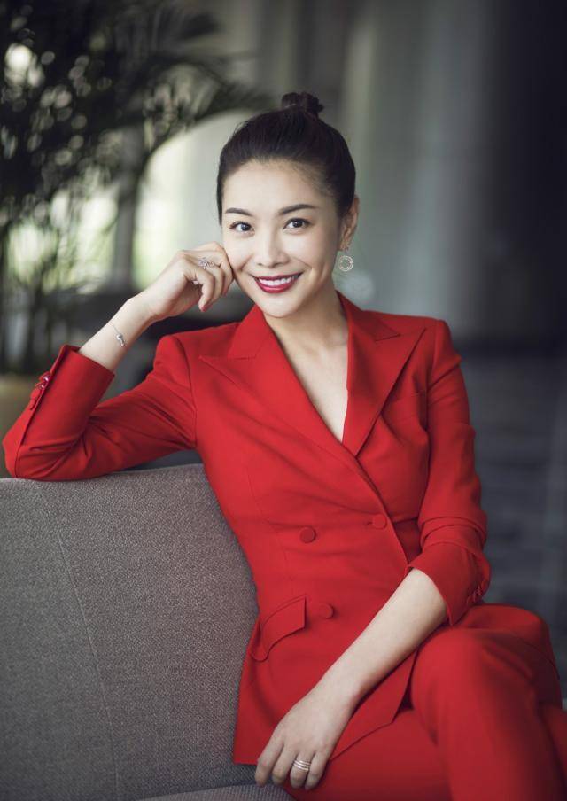 北京台美女主持栗坤辞职,西装配盘发好气质,36岁再创业太佩服_大红色