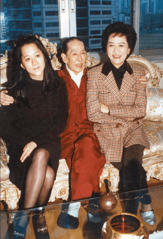 为嫁豪门穿30年塑身衣,丈夫4亿遗产仅分她1元,洪金梅值吗?