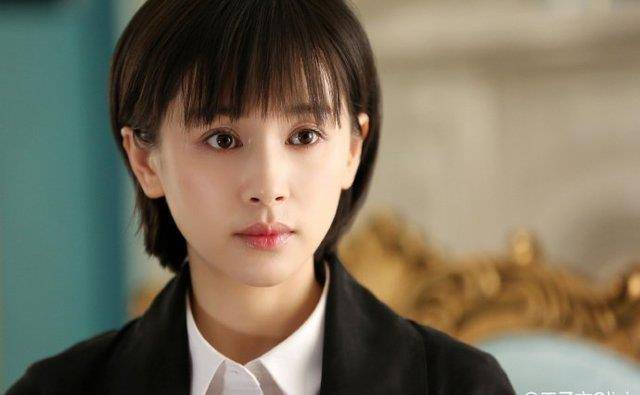 王子文现身机场无人接网友:女版郭敬明年龄还造假?_带着_身高_机车