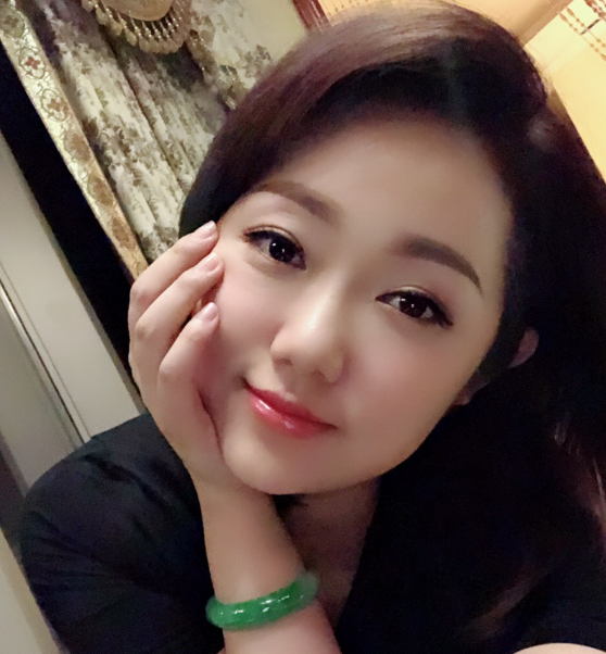 40岁的广东台美女屈炫希,被误传是李青山的妻子,现实中感情成谜