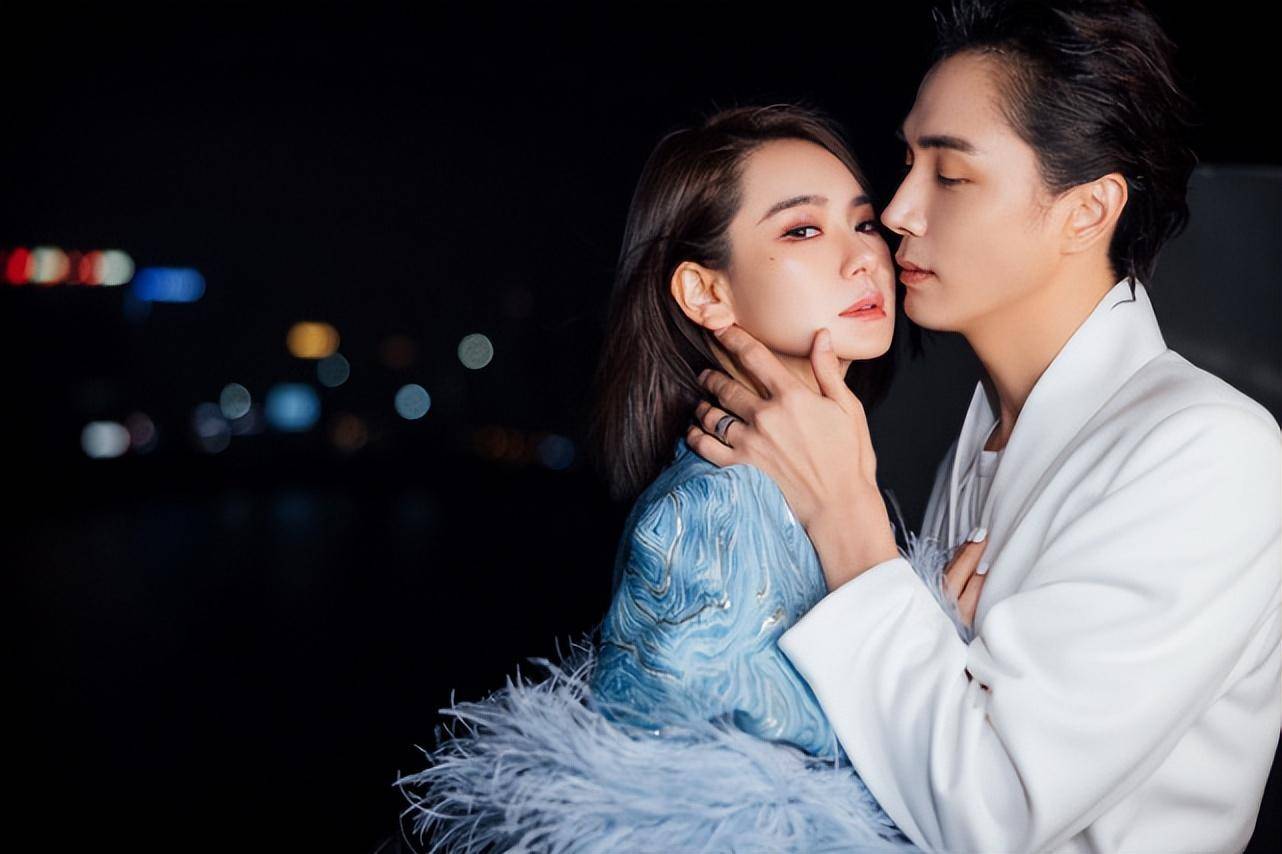 李承铉夫妇合体撒糖,戚薇收到新戒指娇羞卖萌,豪宅装修简约大气