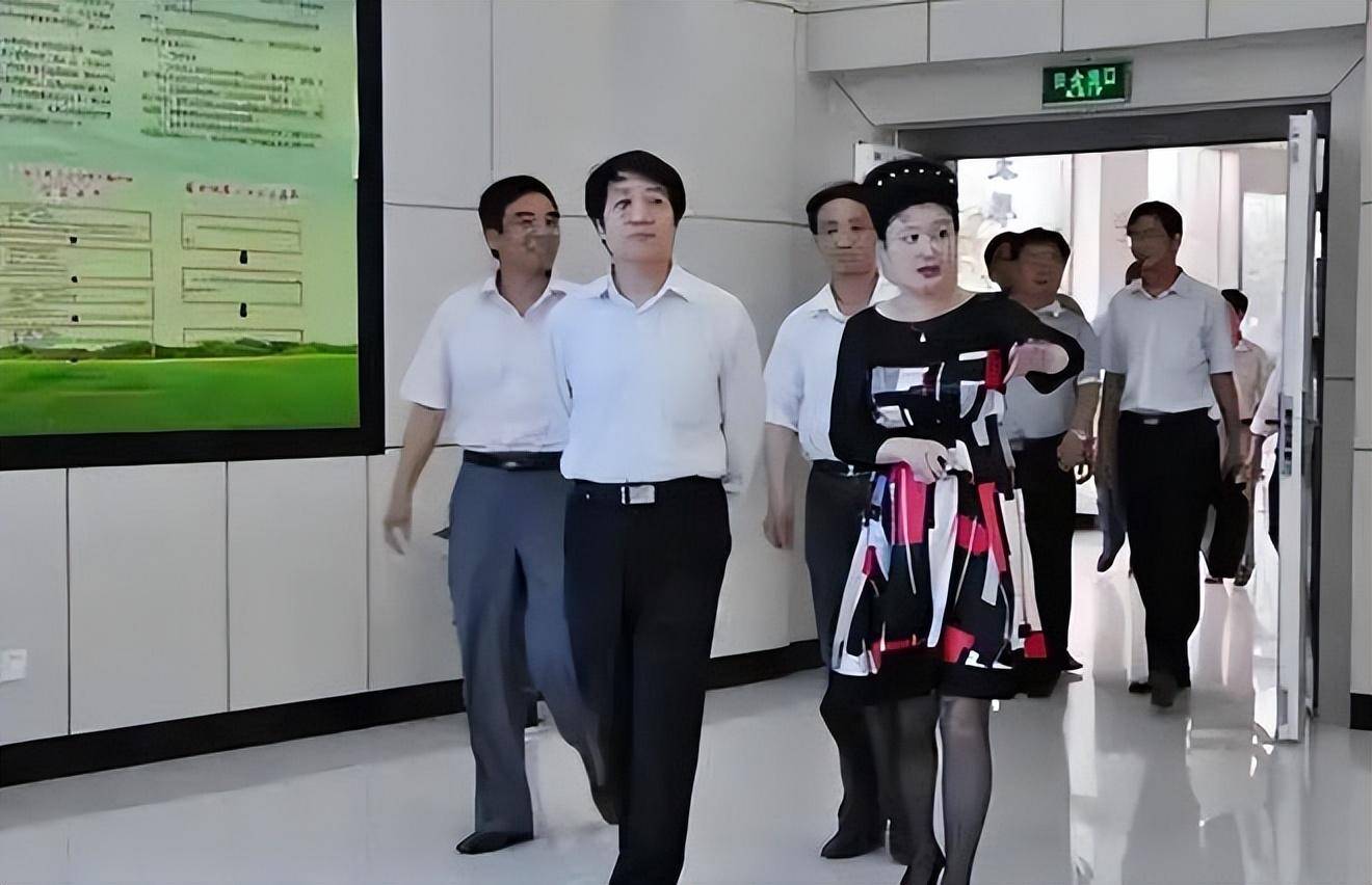 她号称第一美女贪官,热衷整形以色上位,50万打造最美丽臀部_刘光明