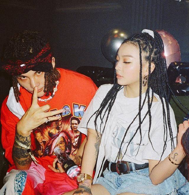 当红歌手vava公开恋情,小2岁男友梳脏辫眼神犀利,恋情早有端倪_孩子王