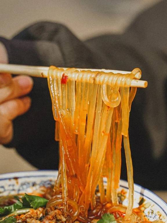 又小又挤！开在菜市场过道的「肥肠面」，四川人吃都夸地道(图23)