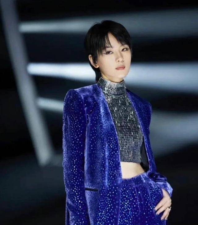 粉色露背紧身裙,蓝色西装配露脐装,周笔畅妩媚又帅气!_女孩_时候_女声