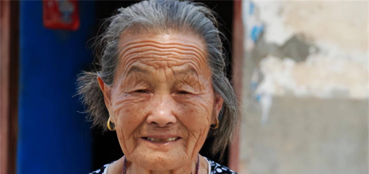 陈秀英:近亲结婚嫁给表哥,生了3个猴娃,照顾了60多年,今105岁_孩子