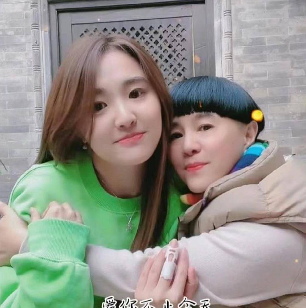 刘纯燕女儿王逸宸,在性格上像爸爸王宁,长相上却颇像妈妈