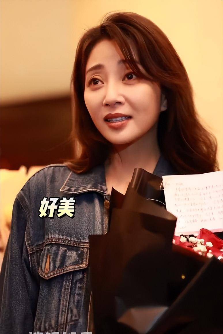 金鹰奖获奖后,殷桃下班被粉丝围住献花,马丽发文感谢师傅何炅_观众