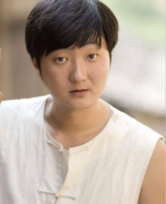 44岁王大治近况落魄,独居小屋杂乱寒酸,用廉价盆墙壁霉菌尽显_生活