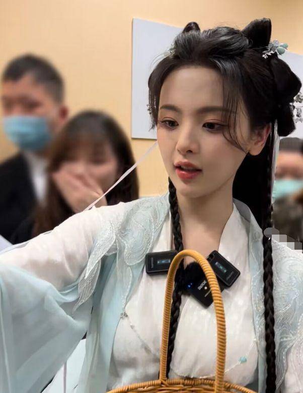 杨超越徐正溪合体扫楼,女方被赞可爱漂亮,给员工化妆撞脸黄子韬