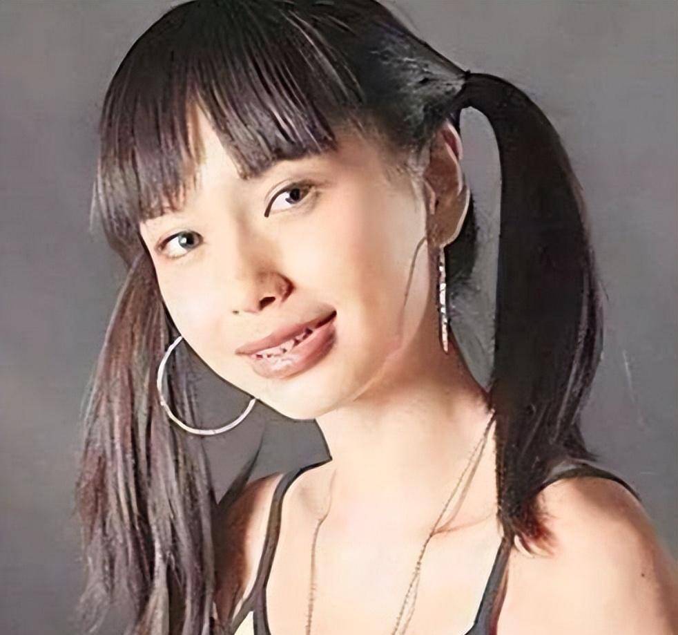 然而,牙齿矫正后,杨颖的容貌发生了惊人的逆转,仿佛变了一个人.