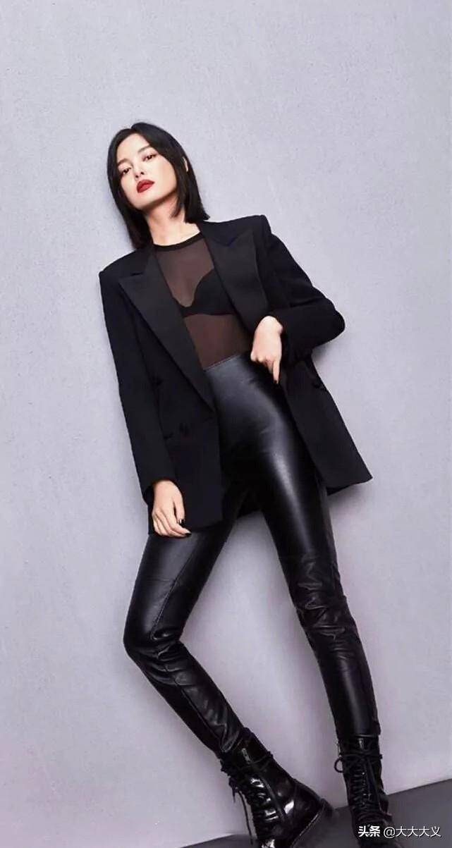 辛芷蕾 破洞紧身牛仔裤 烈焰红唇 尽显非凡性感 唇厚的女人才最美