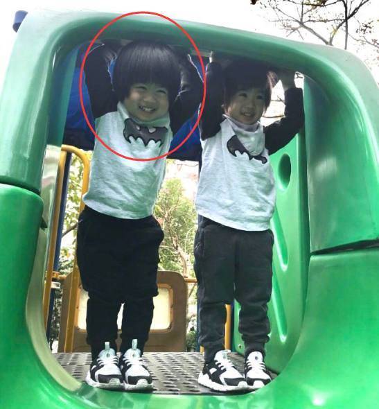 画面中左边的哥哥头大的有点让人难以接受,活脱脱的成了一个表情包