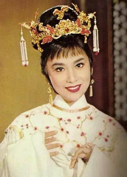 1960年《王老五抢亲》反串小生1956年与鲍方合作《新寡》朱石麟导演