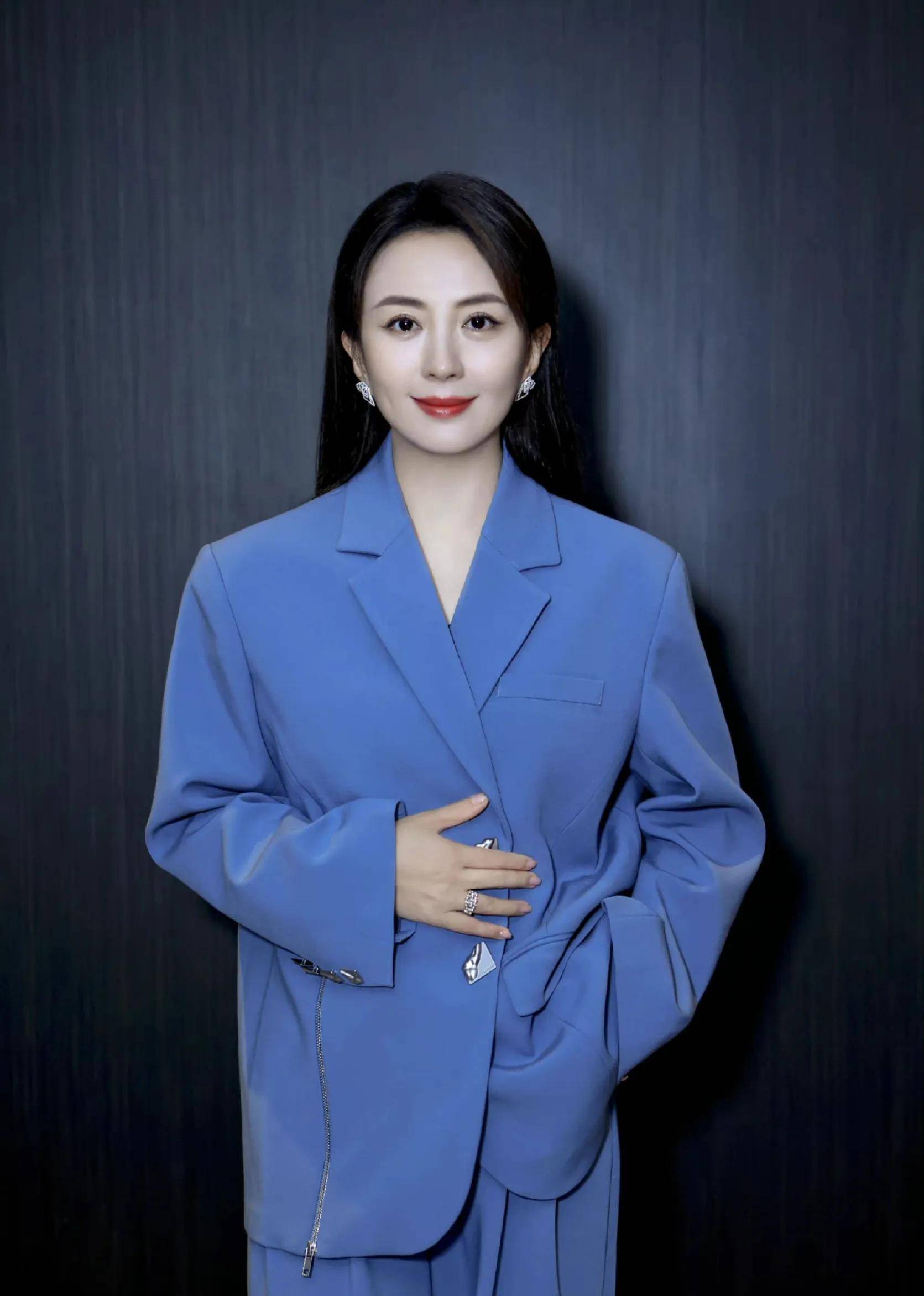 47岁杨童舒晒红裙照,风韵犹存,曾跟于和伟传绯闻_演技_网友_照片