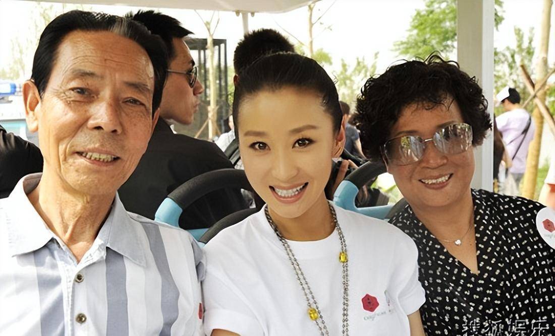 是买下500万的私人飞机送给苗圃,苗圃花了两年时间考下了飞行员驾驶证