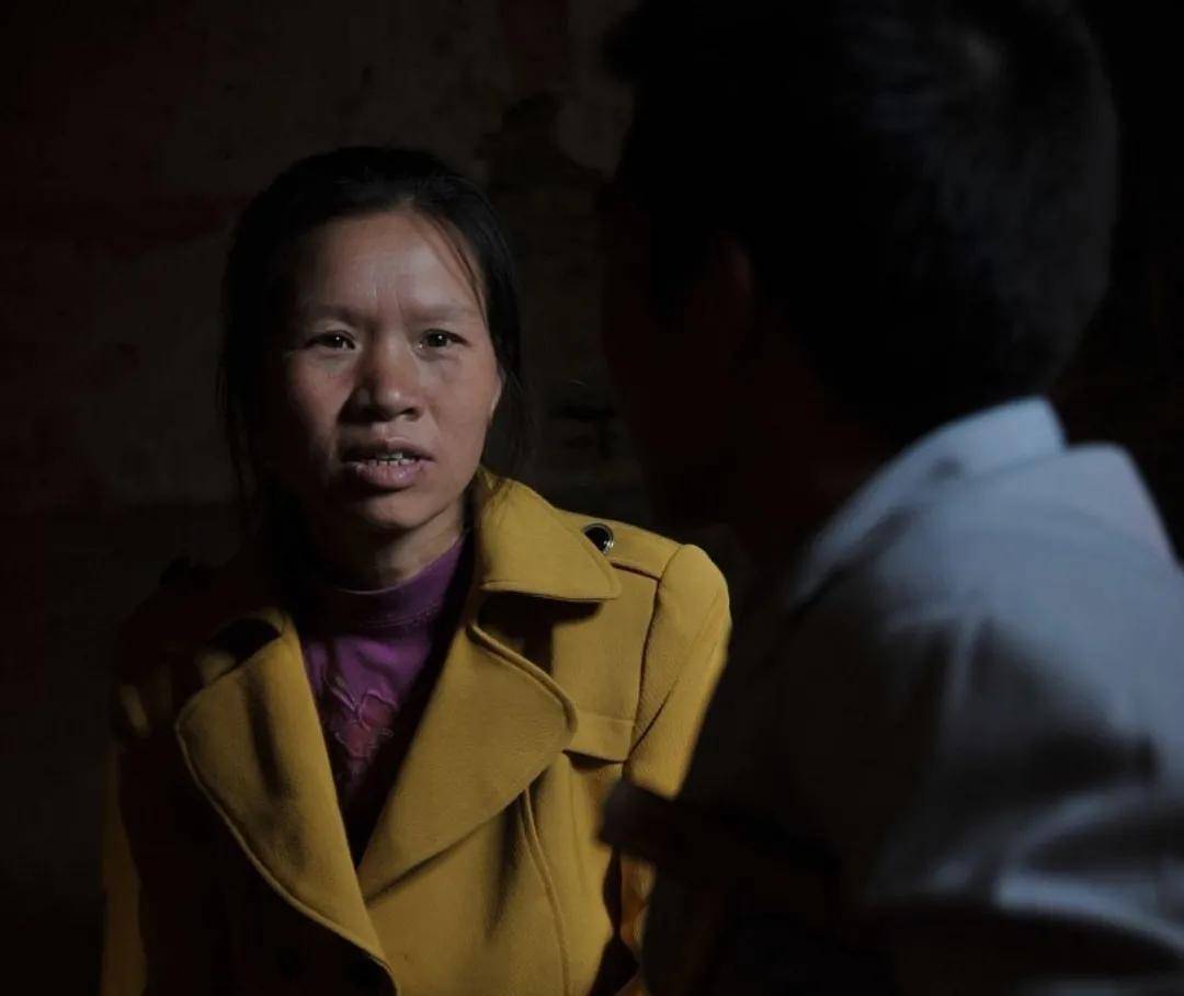 男子务工在外挣钱,留守老婆与人出轨生娃,为何丈夫还苦求复合?