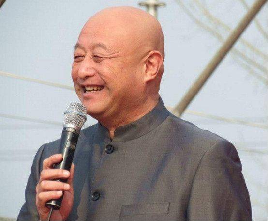 一位"光头笑星"与郭德纲是同门师兄弟,娶漂亮老婆,如今成这样_陈寒柏