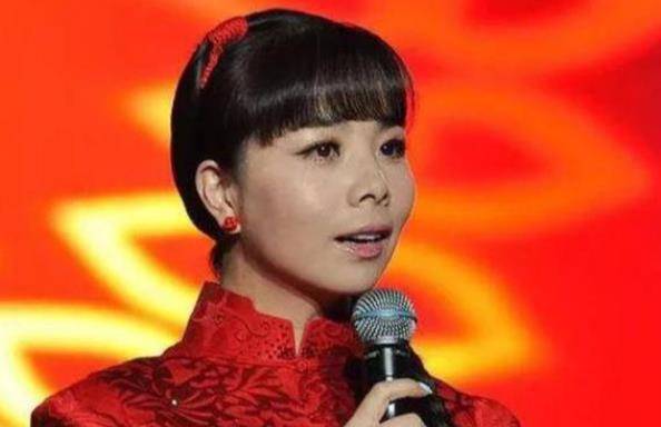 36岁王二妮近况曝光,脸部僵硬鼻子奇怪,翻唱歌曲指发音不准_表演_照片