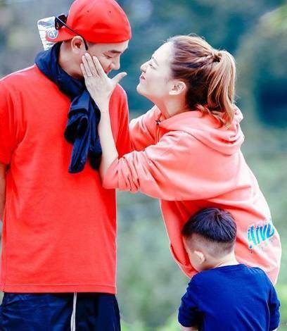 应采儿与陈小春合体现身,身穿深v裙有点撩人!