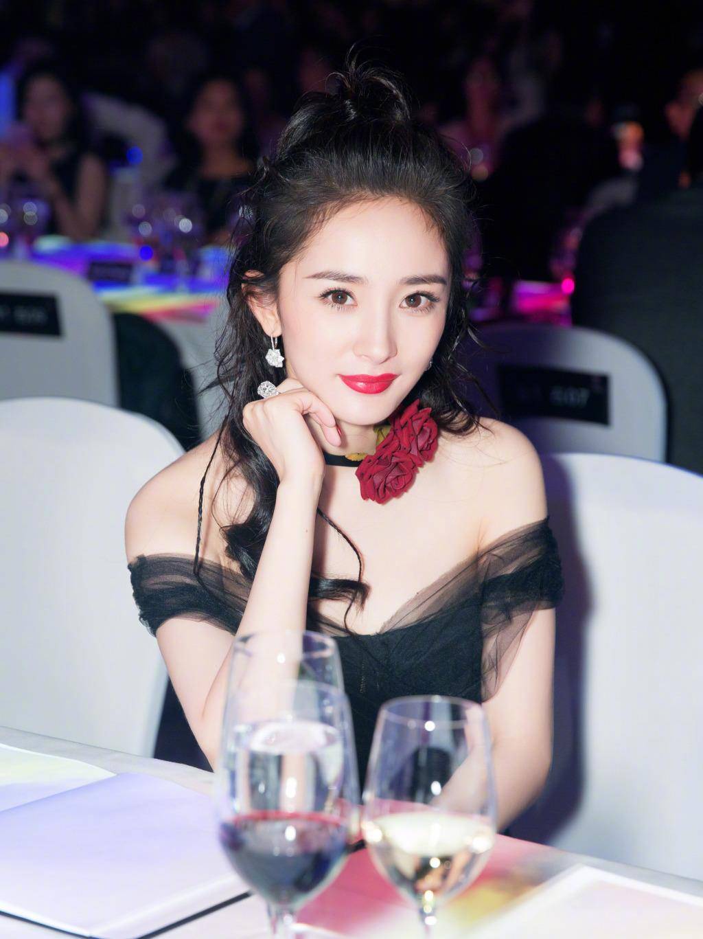 杨幂,唐嫣同场秀身材都不如刘亦菲,张钧甯深v造型被张俪抢风头_礼服