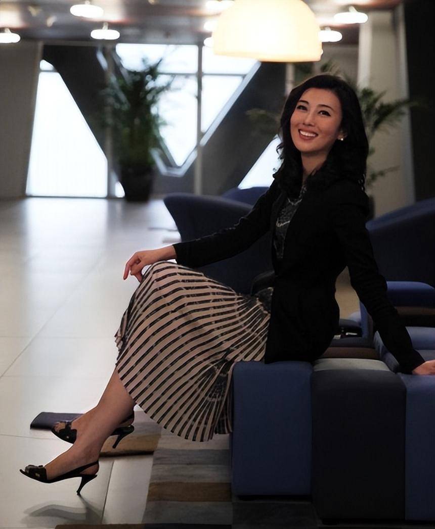 14岁辍学18岁逃婚,从农村妹到央视一姐的李红,她经历了什么?