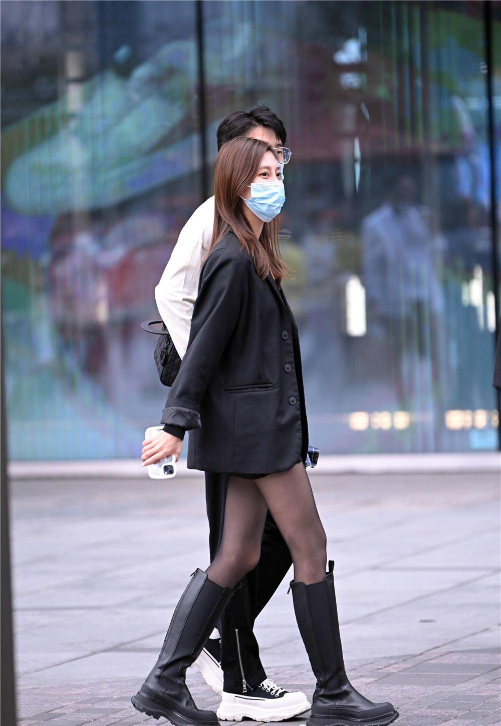 黑色丝袜搭配长靴,秋冬季节,谁都可以尝试一下_款式_苗条身材_美女