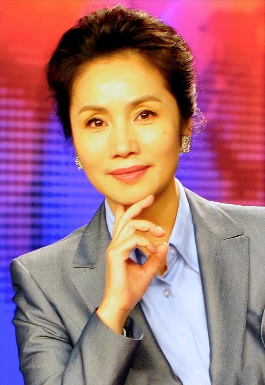 前电视主持人徐俐,素颜照满面春风有气质,她和二婚老公很幸福_张天蔚