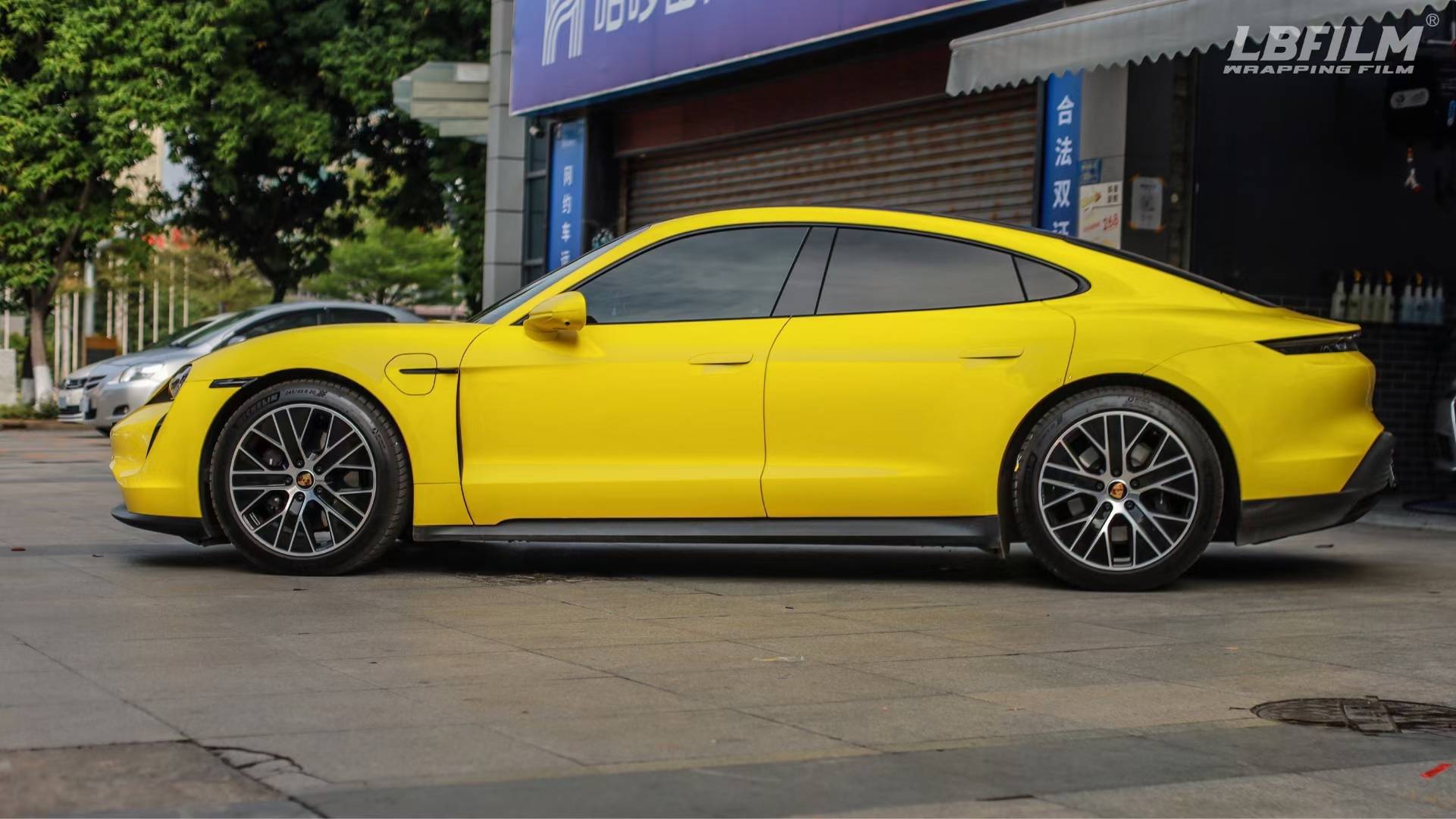 保时捷taycan-lb改色膜高亮玉米黄,不仅炸眼也出众_搜狐汽车_搜狐网