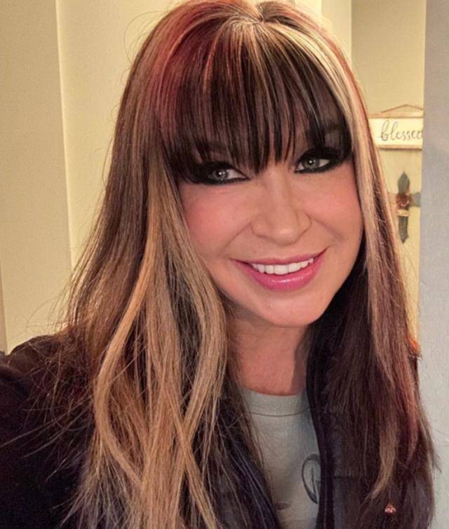 66岁动作女星罗芙洛近况,化浓妆变化大!