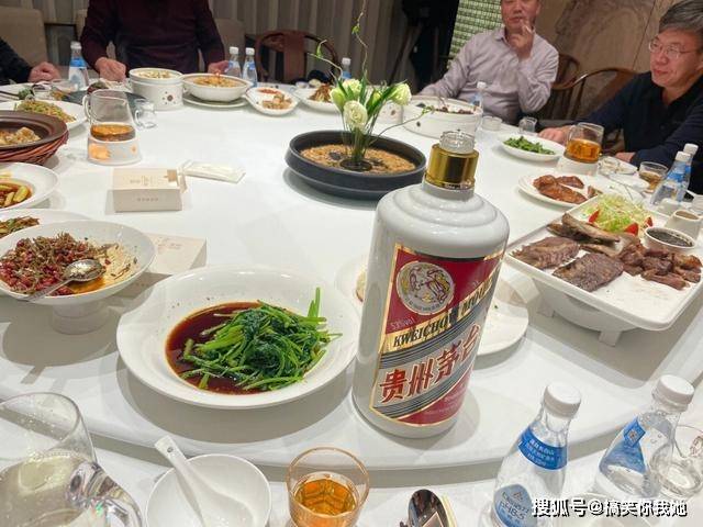 南京土豪带茅台赴宴,5人喝光6瓶,结束欲带走酒瓶被拦,为何?