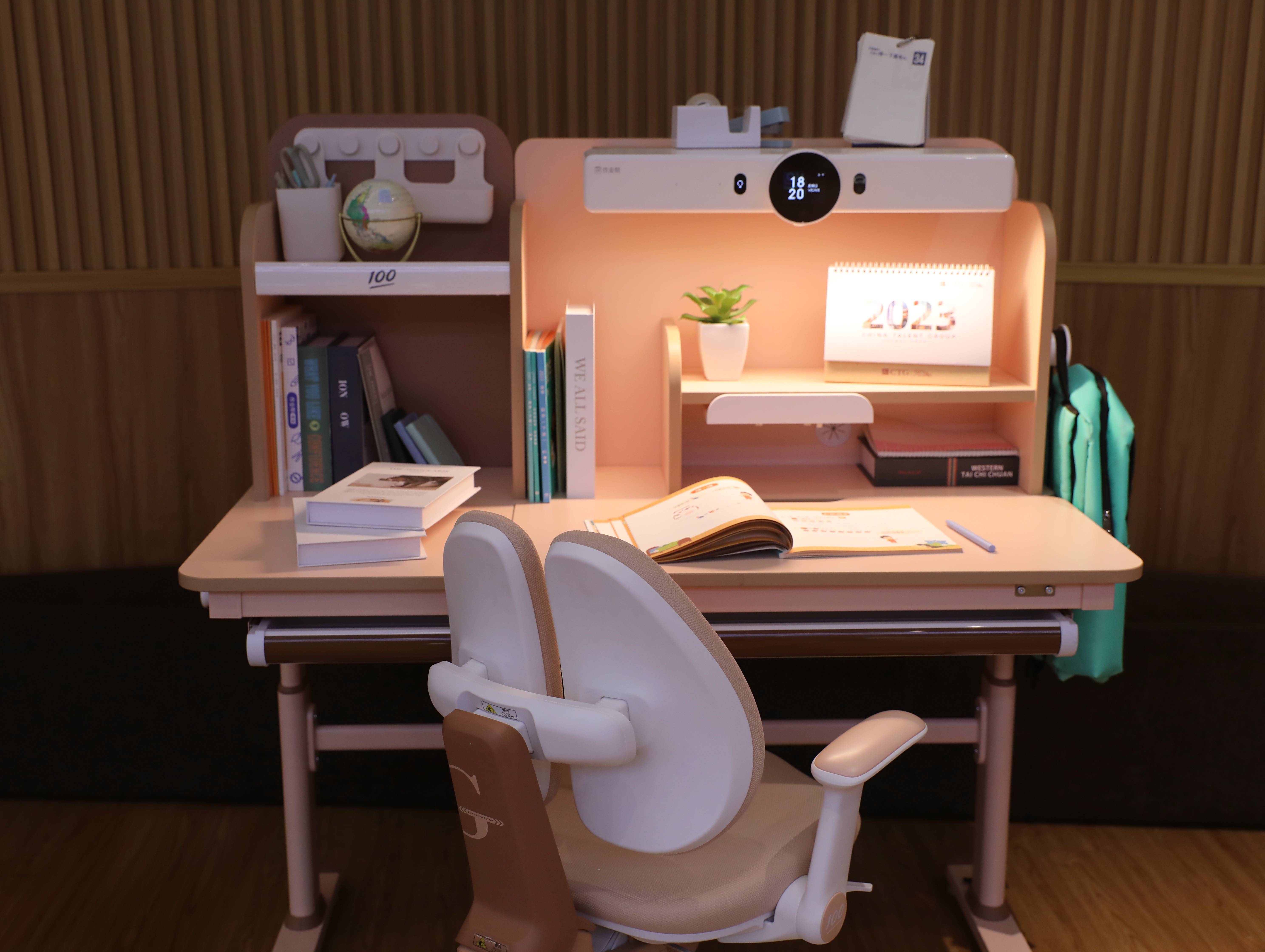 作业帮AI学习桌.梦想家：孩子学习的好伙伴