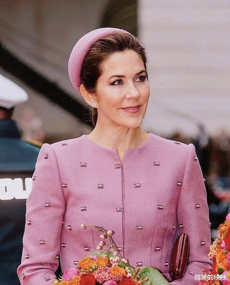 西班牙王后粉红色大衣图片