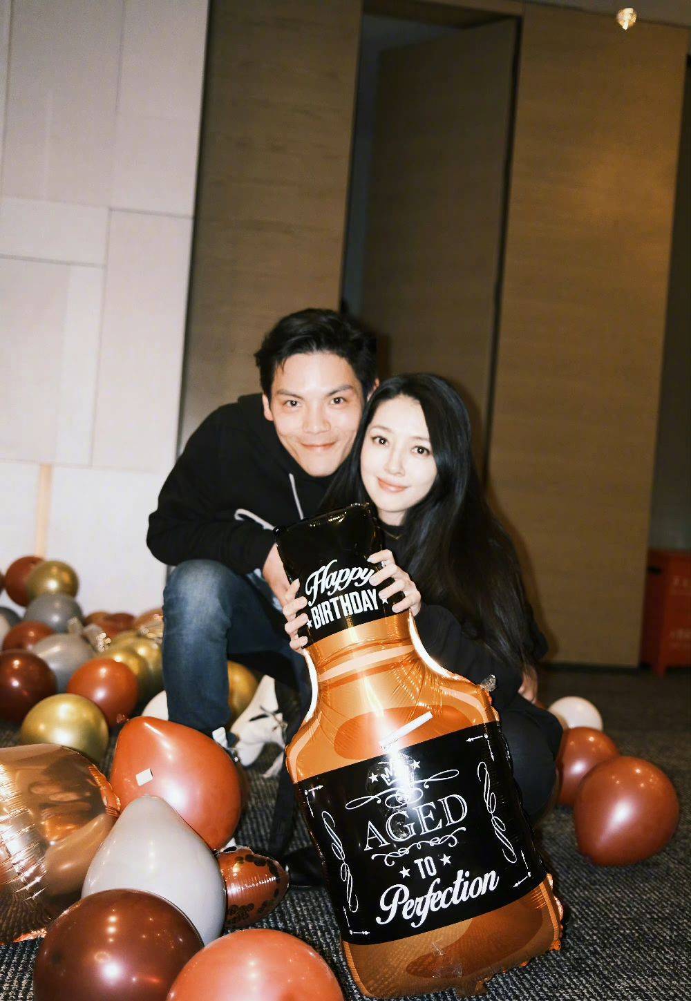 郭碧婷生日派对现场穿"孕妇装",胖一圈大变样好富态_造型_变化_风格