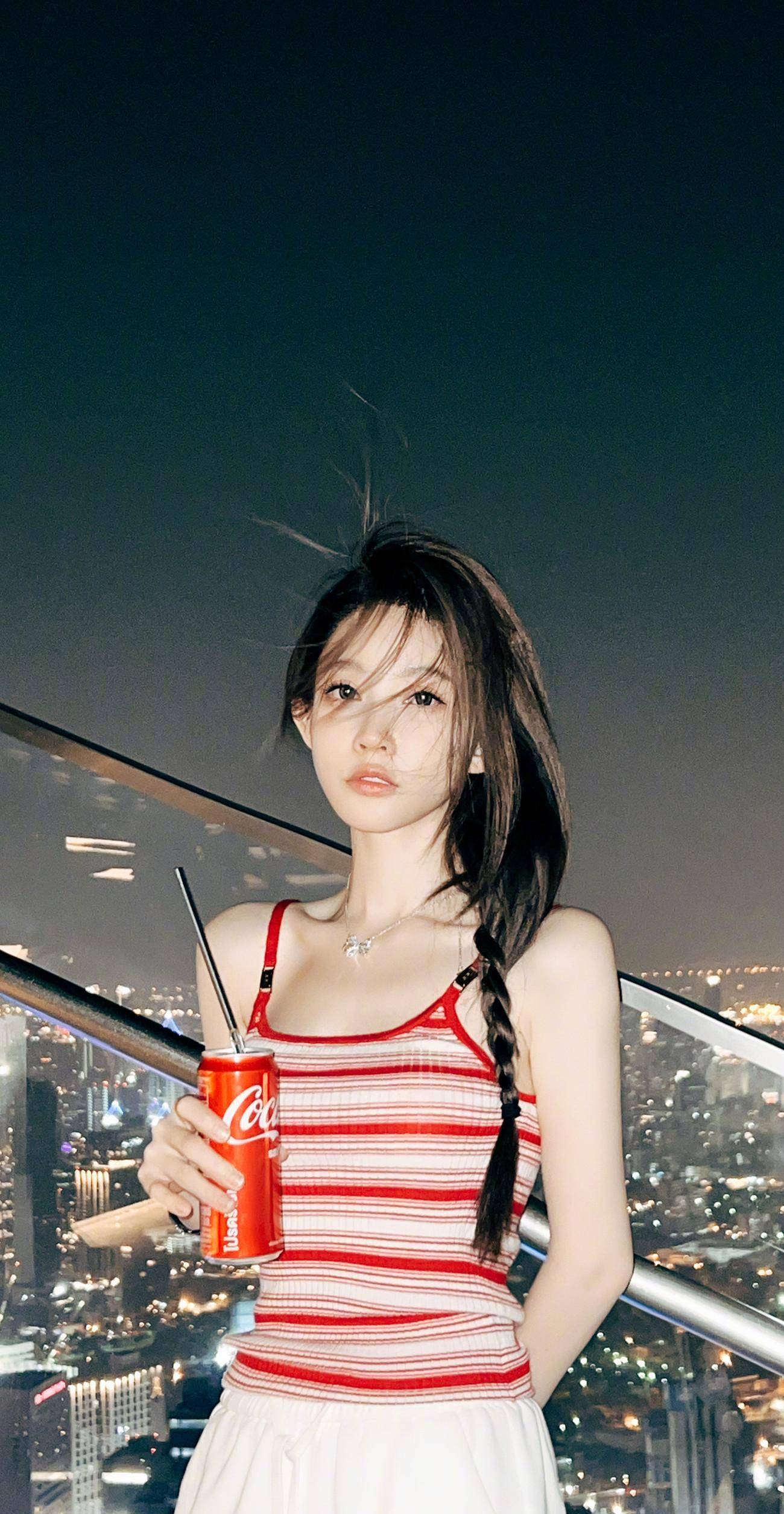 冯提莫初春壁纸写真图集,妆容淡雅香肩吊带,简约马尾随性俏皮_音乐