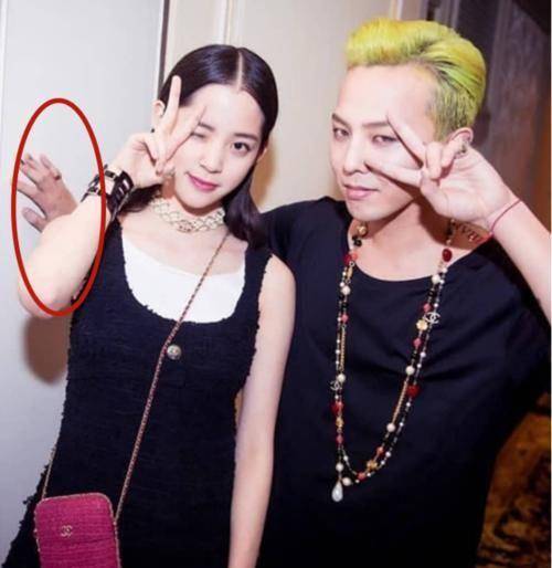 权志龙扶墙,毛不易小心翼翼的样子太可爱了_时候_明星_刘亦菲
