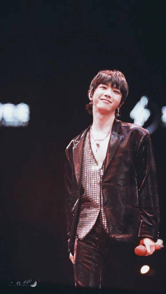 华晨宇唱响《和平精英》超级杯,现场的反应让人看了想哭_火星人_演出