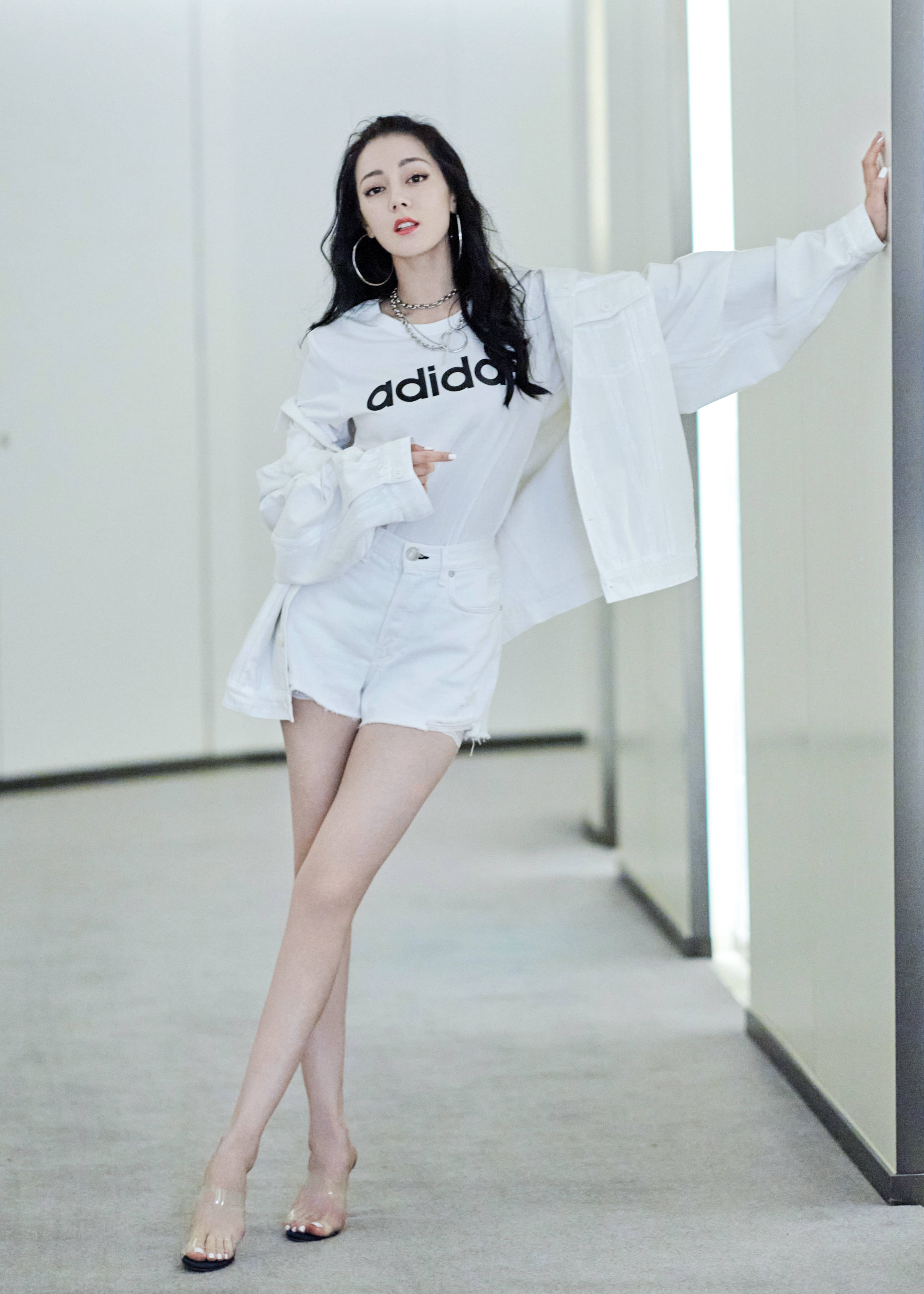 迪丽热巴美得让人心醉黑色t恤搭白色裤子简约大气气质真出众
