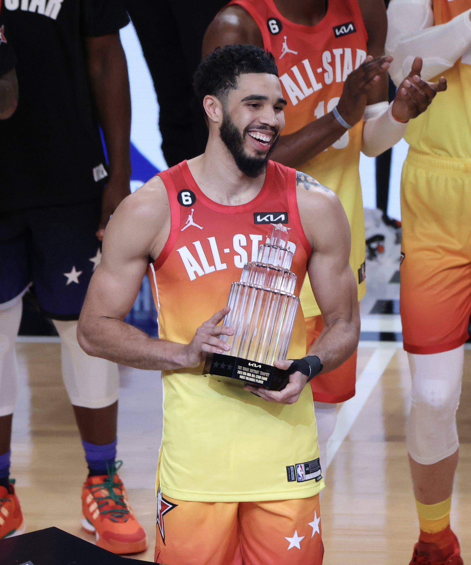 再加上身材优势,这使得他攻击篮筐的成功率特别高,同时塔图姆也是一个